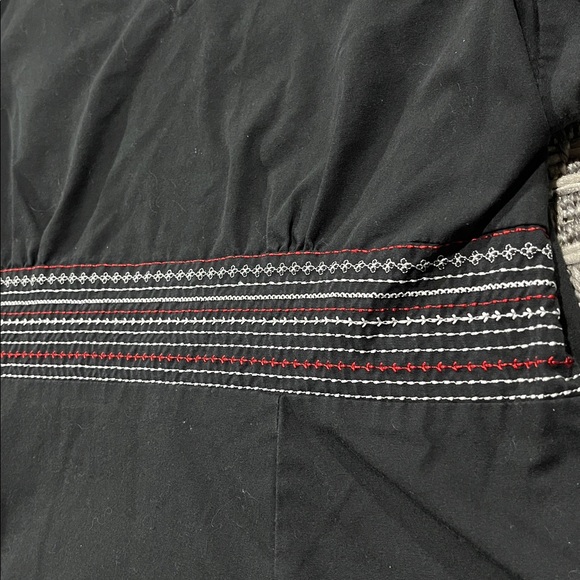 02 Scrubs | Black V-Neck Scrub Top with Stitched Waist Detail - Picture 3 of 8